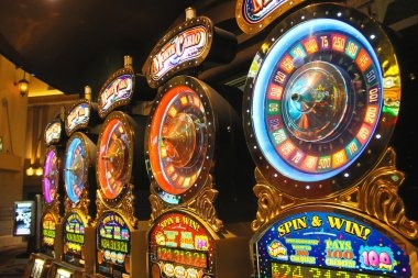 Live blackjack table with dealer visible on cincinqq